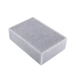 Imagem de um bloco de espuma multiuso, ideal para diversas aplicações de limpeza e manutenção. Flexível e eficiente em diversas superfícies.
