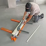 Homem utilizando um Cortador de Piso Profissional Bumax PRO 120 em um ambiente de construção. O cortador é ideal para cortes precisos em revestimentos cerâmicos.