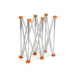 Imagem de uma bancada de trabalho retrátil Flex com estrutura metálica e detalhes em laranja, ideal para compactação e uso multifuncional em oficinas e espaços menores.