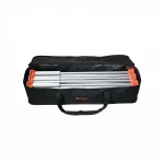 Bancada de trabalho retrátil Flex, portátil e prática, ideal para profissionais que buscam versatilidade e facilidade na organização de suas ferramentas em diversos ambientes de trabalho. Foto mostra a bancada sendo transportada em sua bolsa compacta.