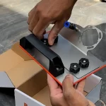 Pessoa ajustando suporte de esmerilhadeira para corte em ângulo de 45 graus, ideal para trabalhos de chanfro